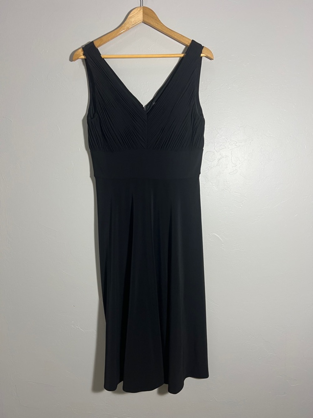 Jessica Howard Black V-Neck Pleated Bodice Midi Dress